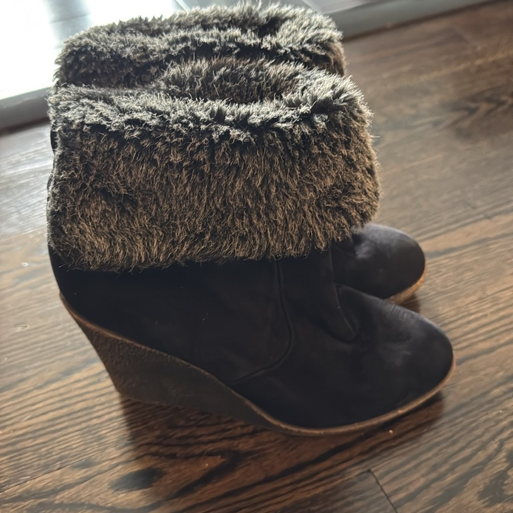🟣 ZIGI SOHO “GABRIEL” BLACK SUEDE WEDGE BOOT WITH FAUX FUR CUFF SIZE 9 - Picture 3 of 6